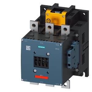 L'immagine mostra un contattore industriale Siemens, di colore nero e grigio con diversi attacchi, utilizzato per il controllo di carichi elettrici.