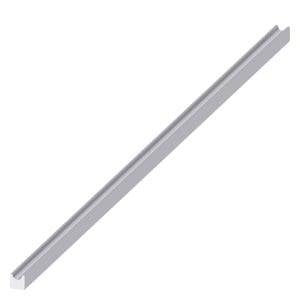 Profilo metallico lungo, rettangolare, grigio con sezione trasversale a U, utilizzato per supportare o guidare componenti.