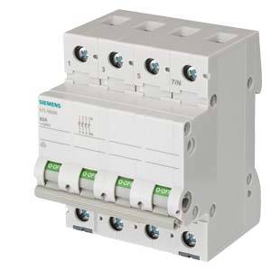 'Un interruttore di potenza Siemens con quattro interruttori, numerati da 1 a 4, ciascuno con un'indicazione verde di "ON".'