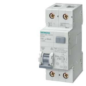 Un interruttore differenziale grigio Siemens con interruttore basculante e morsetti di collegamento, utilizzato per proteggere da scosse elettriche.