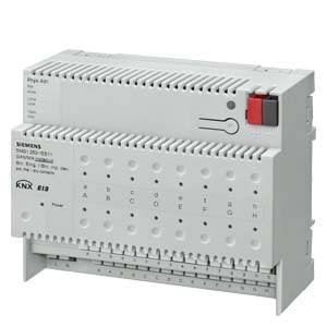 Un dispositivo attuatore KNX bianco con più canali e connessioni. Viene utilizzato per il controllo degli impianti elettrici negli edifici.