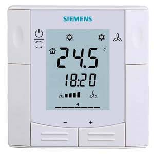 Un termostato digitale Siemens mostra 24,5 gradi Celsius e l'ora 18:20. I simboli di calore e ventilazione sono visibili.