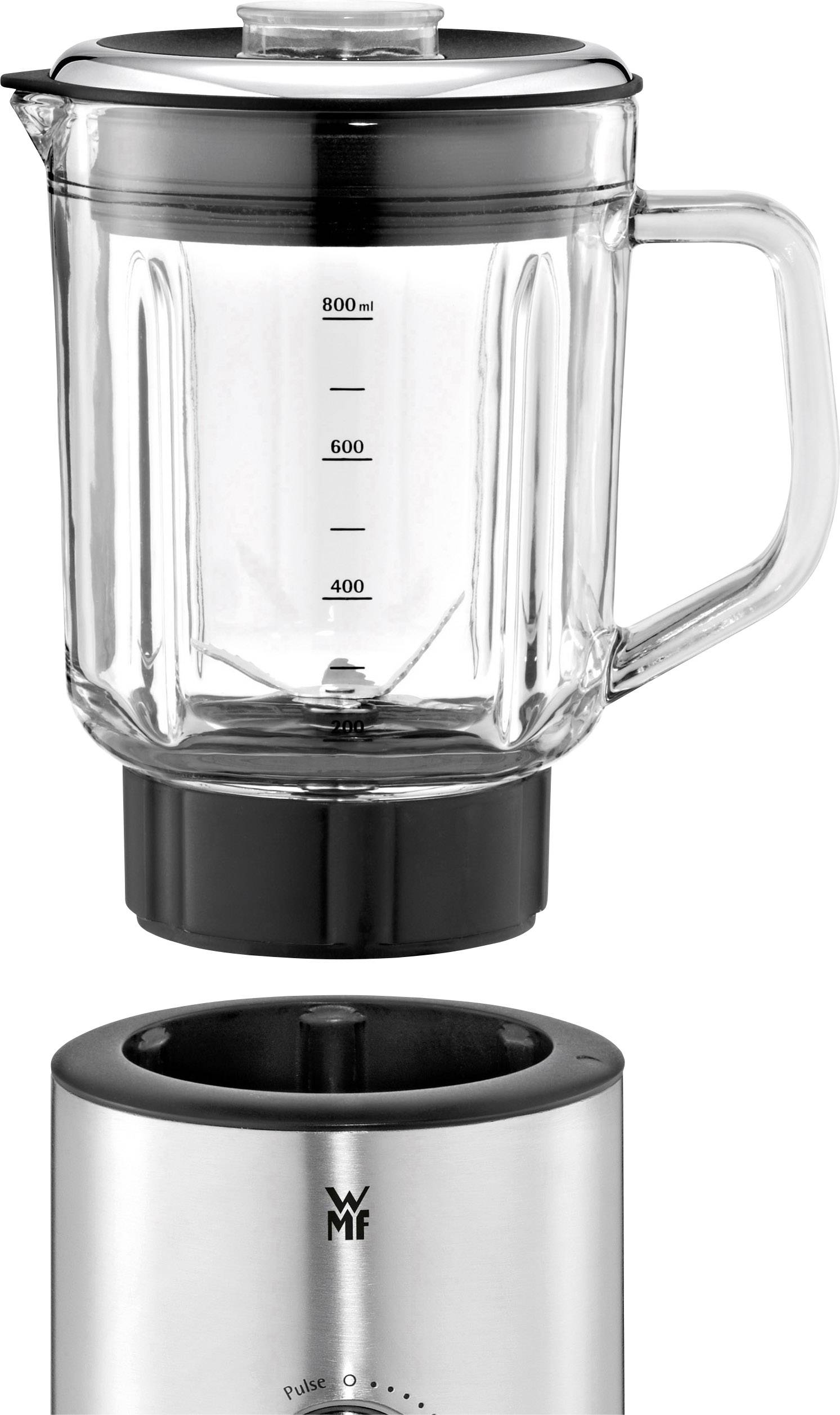 Un frullatore con recipiente in vetro, graduato fino a 800 ml. La base è in acciaio inox con regolatore di impostazioni.