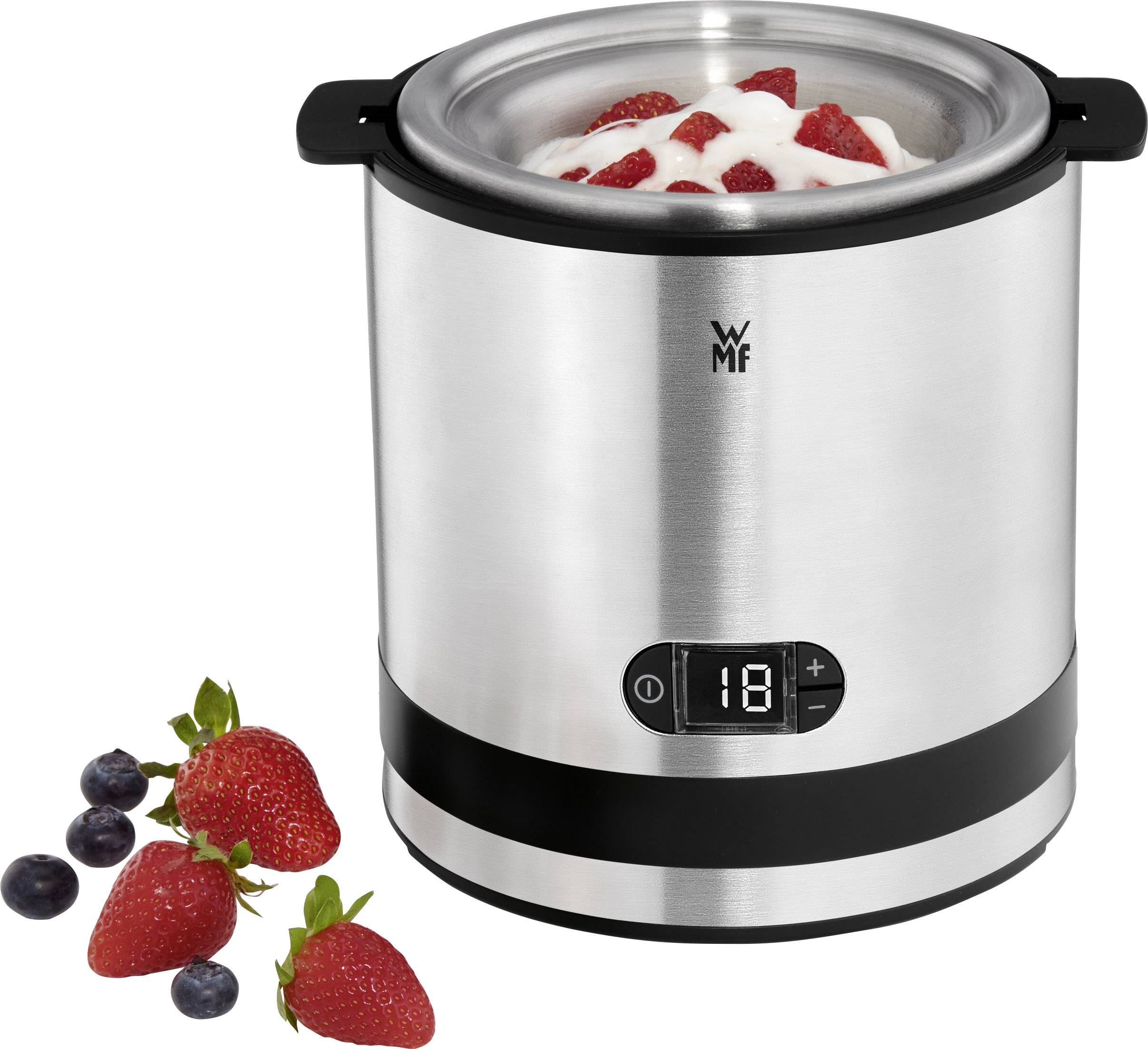 'Macchina per gelato in acciaio inox con display digitale, che indica 18 min. Gelato nel contenitore decorato con fragole e mirtilli.'
