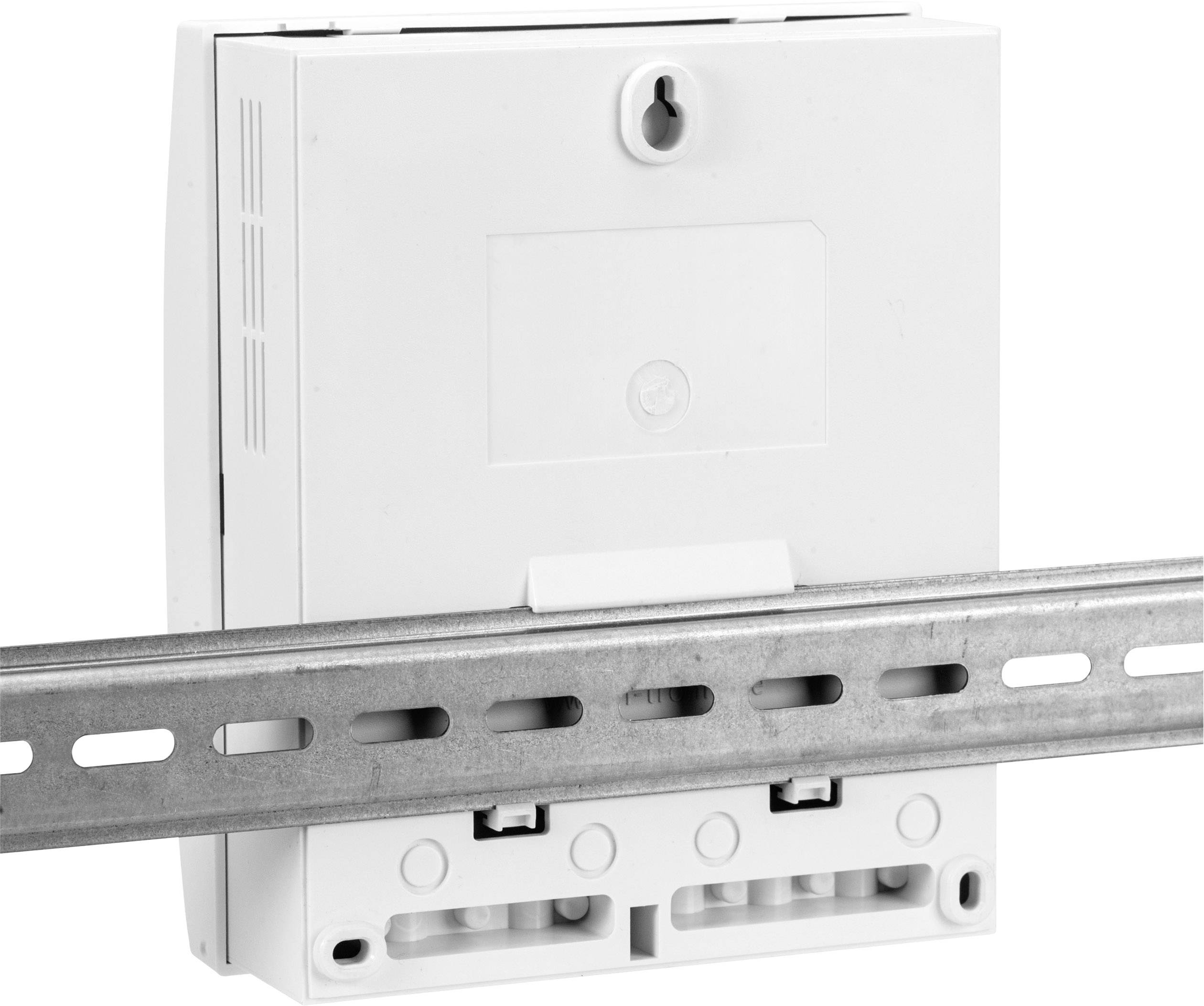 Un dispositivo elettrico bianco è montato su una guida DIN metallica. Il lato anteriore mostra supporti e aperture per i collegamenti.