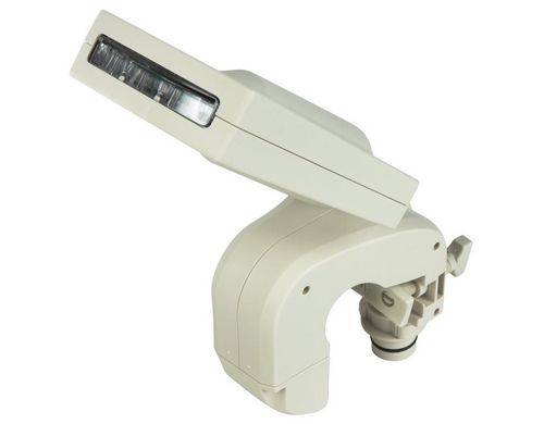 Un LNB bianco per satelliti con multiple uscite. Montato su un'antenna parabolica per la ricezione di segnali satellitari.