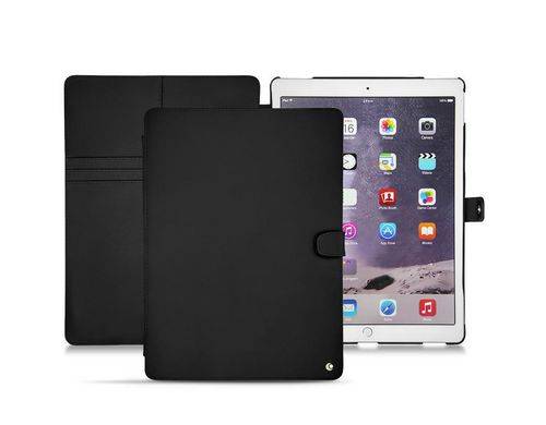 Tablet in custodia protettiva nera, mostrato frontalmente e posteriormente. Lo schermo visualizza la schermata iniziale con le icone delle app.