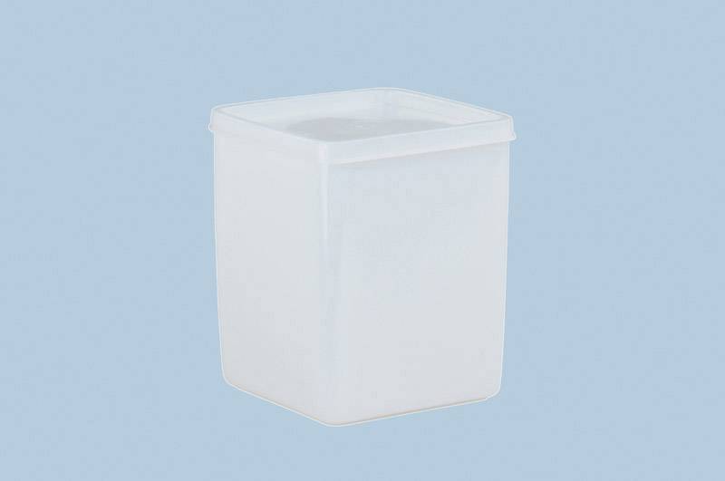 Un contenitore quadrato trasparente in plastica con coperchio su sfondo blu.