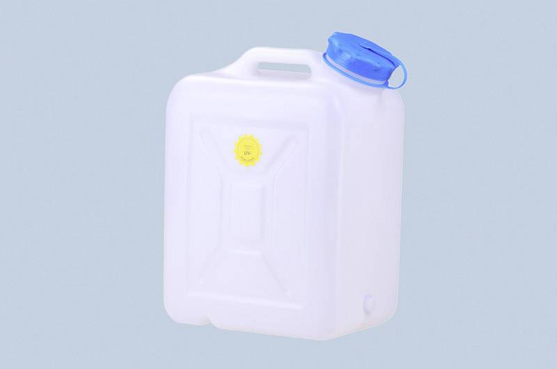 Un tanica bianca in plastica con coperchio blu e etichetta gialla, su sfondo grigio.