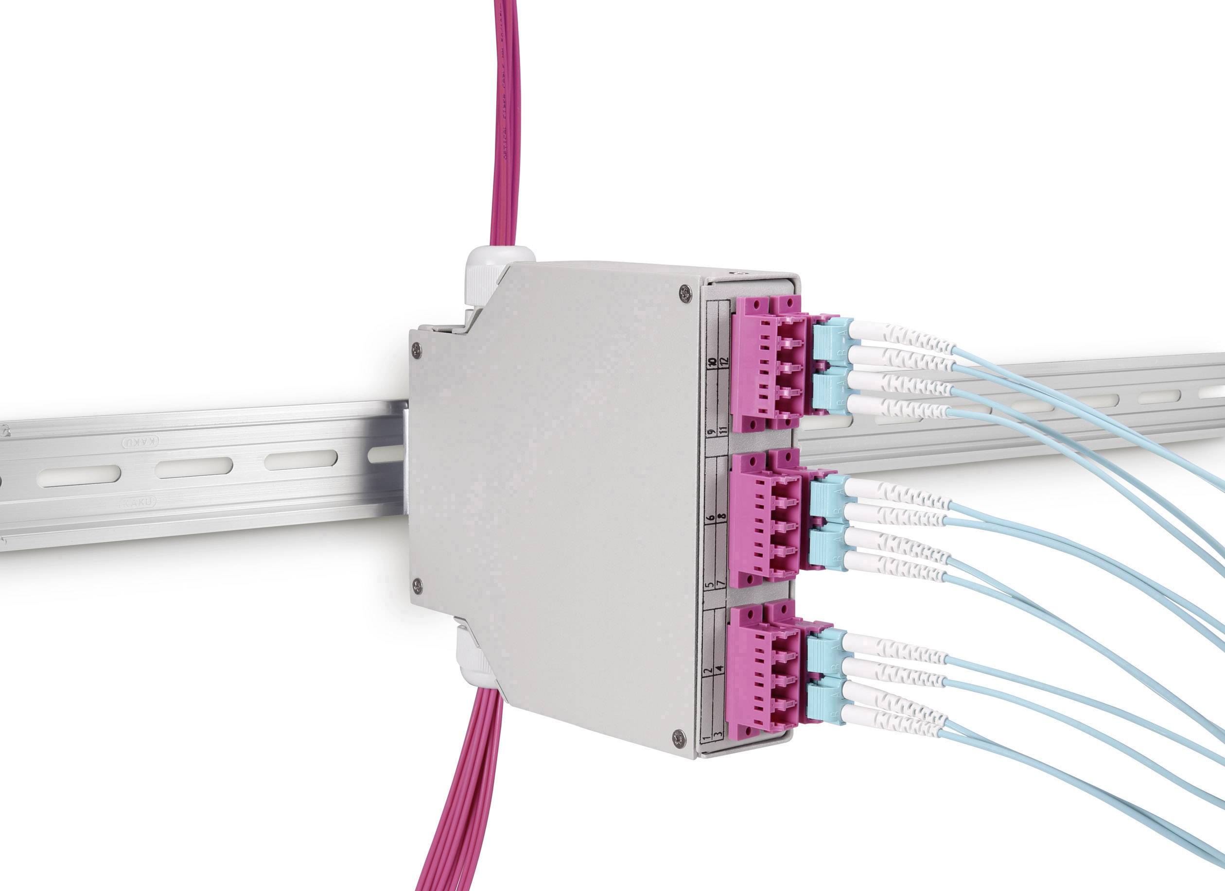 Un armadio di distribuzione grigio con cavi in fibra ottica rossi e blu è montato su una guida metallica.