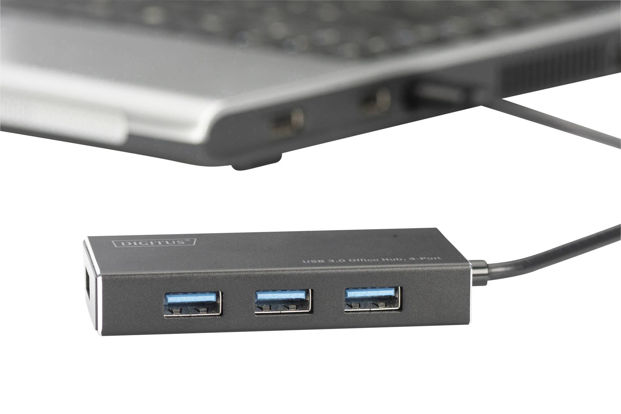 Un hub USB con quattro porte è collegato a un laptop. L'hub amplia le possibilità di connessione del laptop.