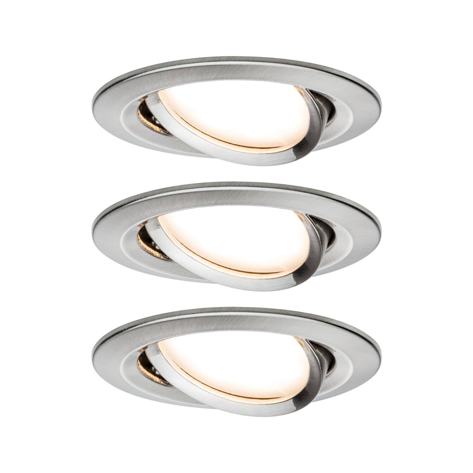 Tre faretti da incasso rotondi in argento con spot LED orientabili che emettono una luce calda bianca. Ideali per l'illuminazione di accento.