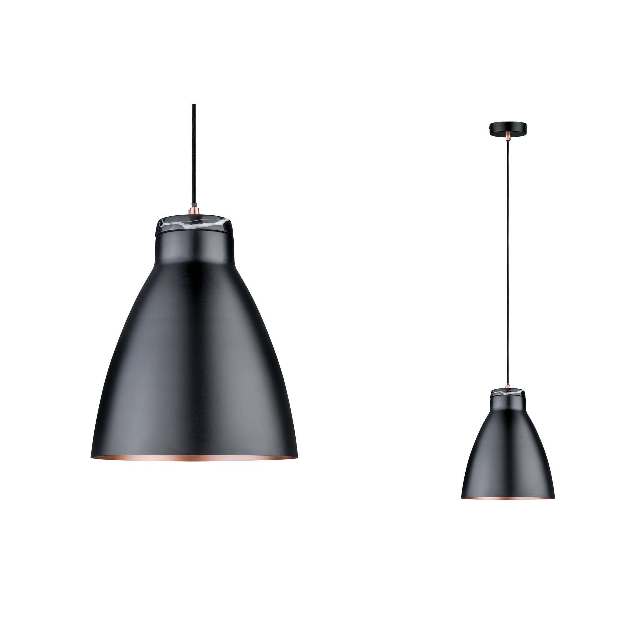 Due lampade a sospensione nere in metallo dal design semplice e moderno. Le lampade hanno una forma che si assottiglia verso il basso e sono sospese mediante sottili cavi.