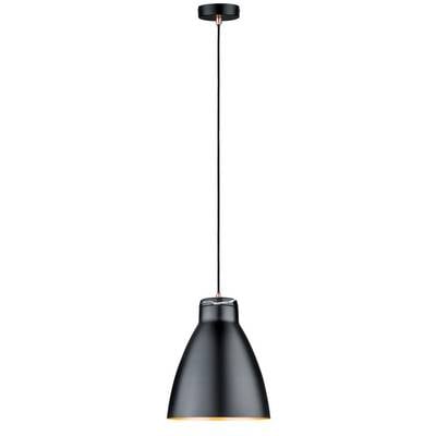 Una lampada a sospensione nera, moderna, con un lungo cavo e un paralume conico appesa al soffitto.