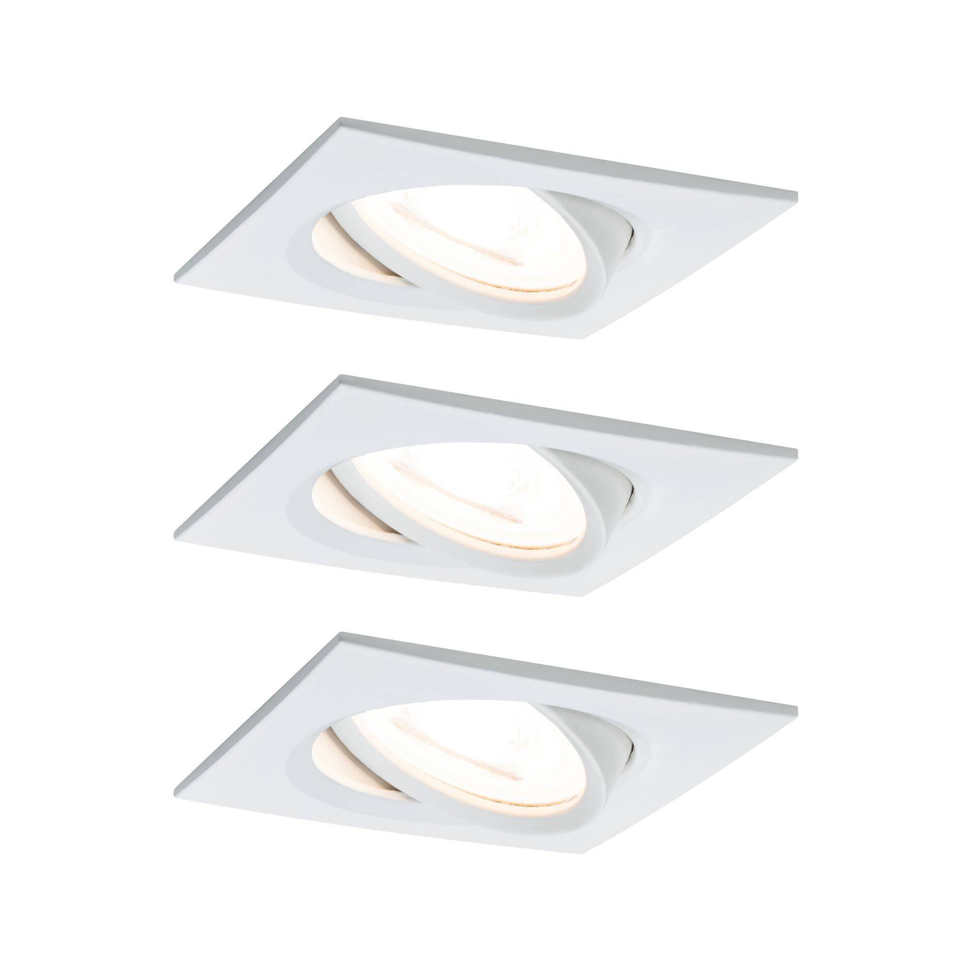 Tre faretti da incasso quadrati bianchi con spot LED orientabili che emettono una luce calda. Sono disposti in modo simmetrico.