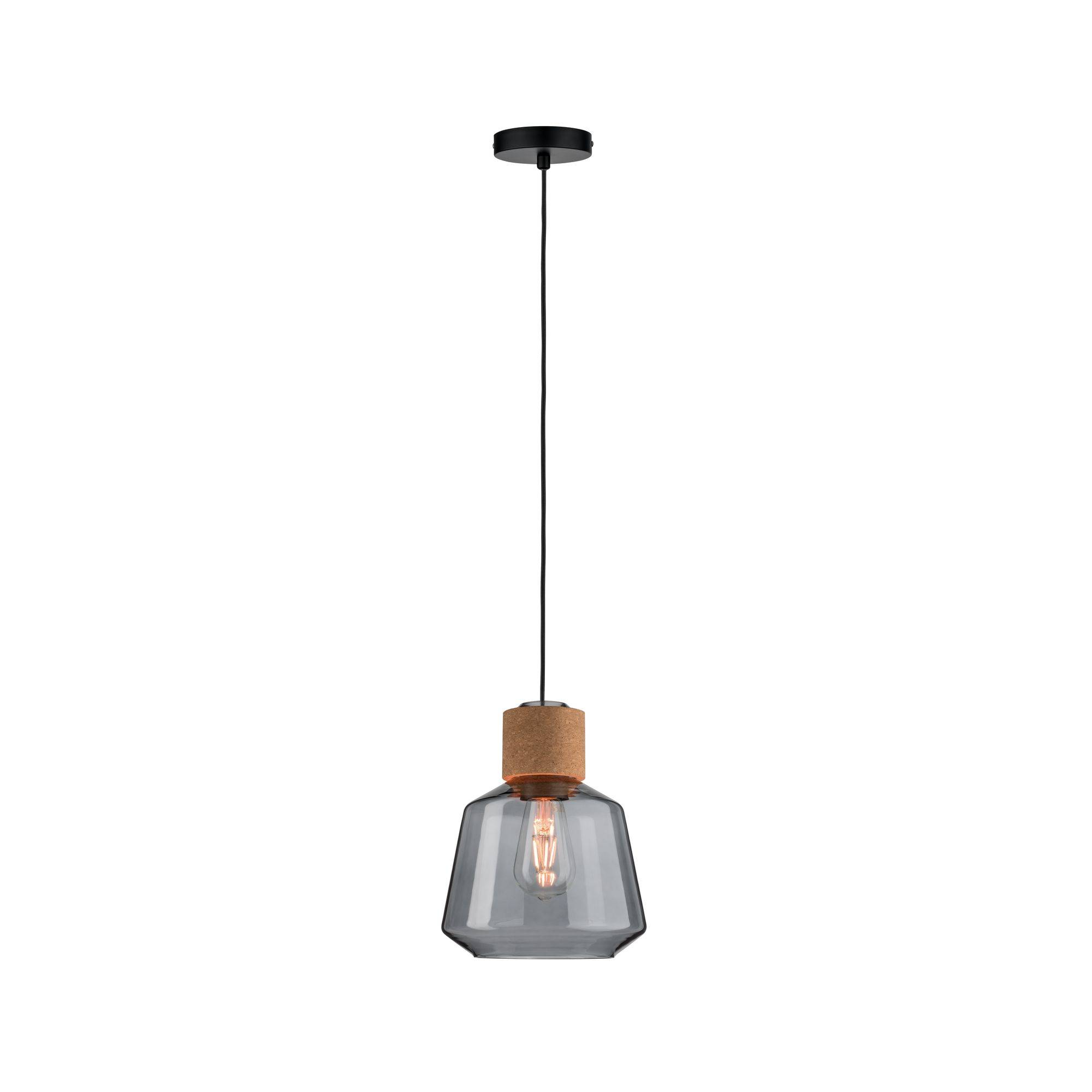 Una lampada a sospensione con cavo nero, dettagli in vetro trasparente e legno. Design minimale per un ambiente moderno.