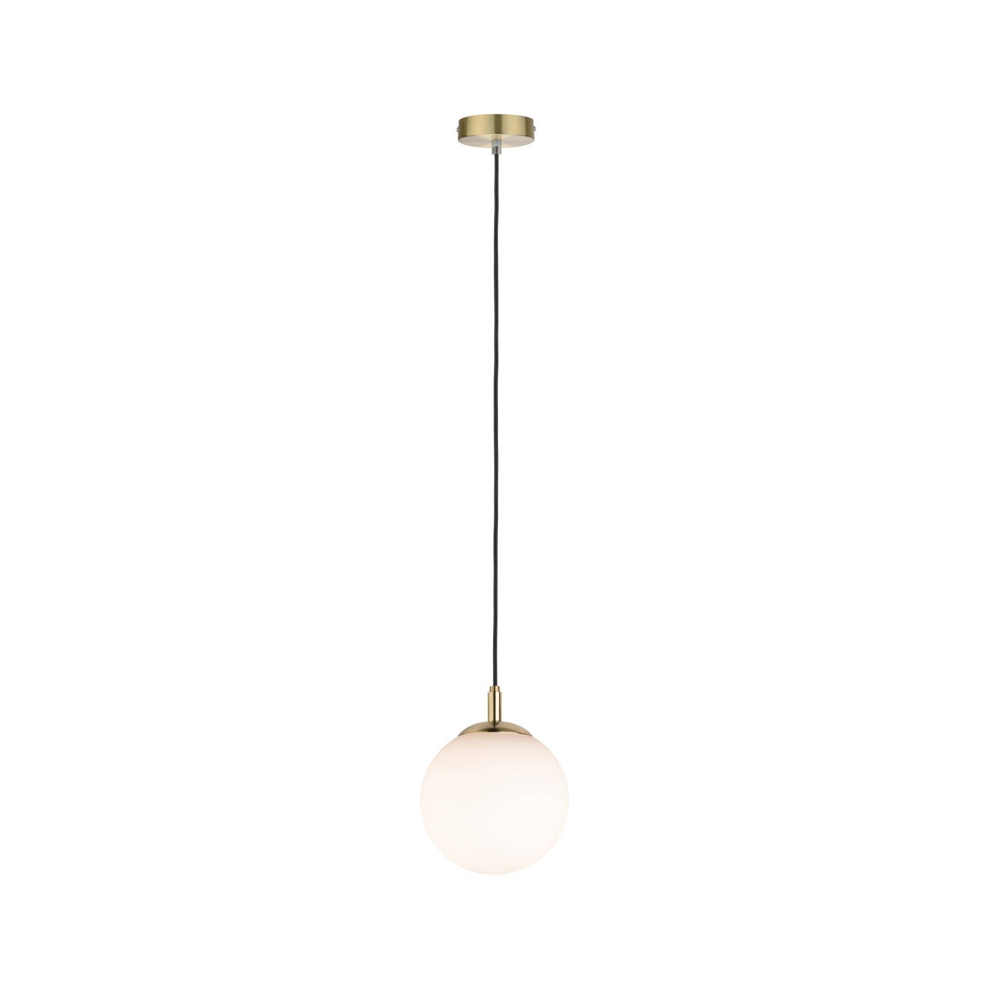 Una lampada a sospensione minimalista con una sfera in vetro bianco e un supporto color oro, adatta per interni moderni.