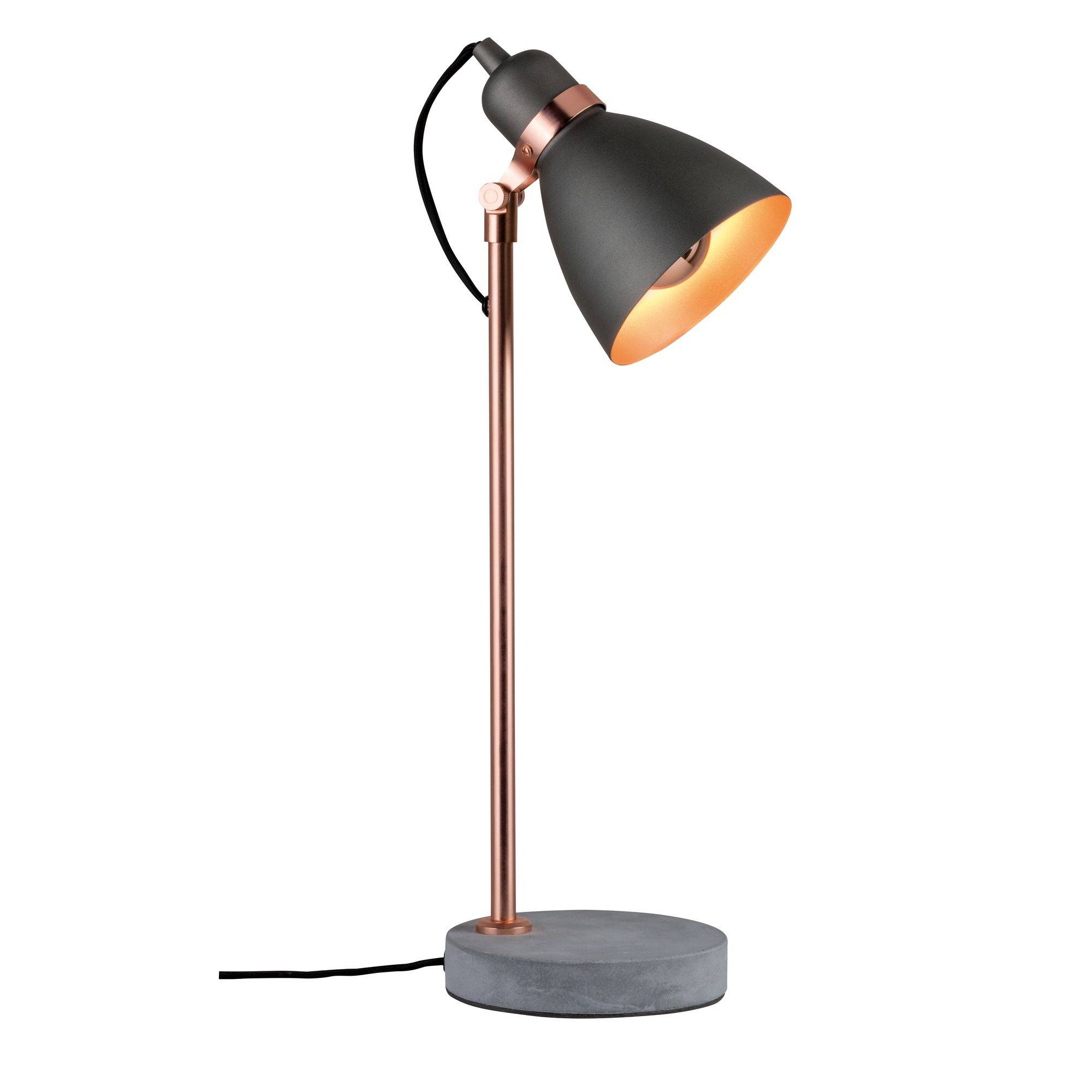 Una lampada da tavolo nera con asta in rame e base grigia, che illumina verso il basso.