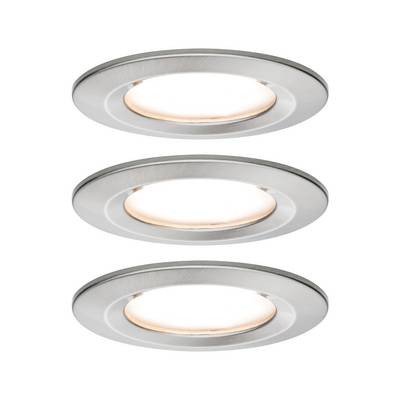 Tre plafoniere rotonde in argento, disposte a intervalli regolari una sopra l'altra, illuminano con una luce bianca brillante.