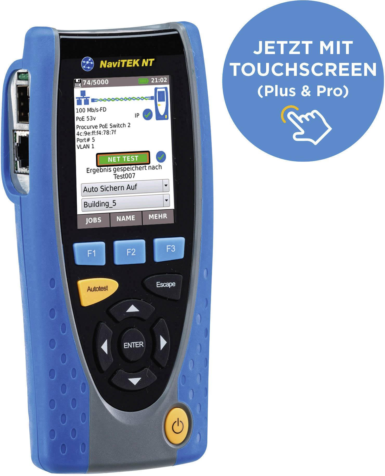 Un dispositivo portatile di test di rete con schermo mostra i risultati dei test. A destra, un pulsante rotondo blu con il testo 'ORA CON TOUCHSCREEN (Plus & Pro)'.