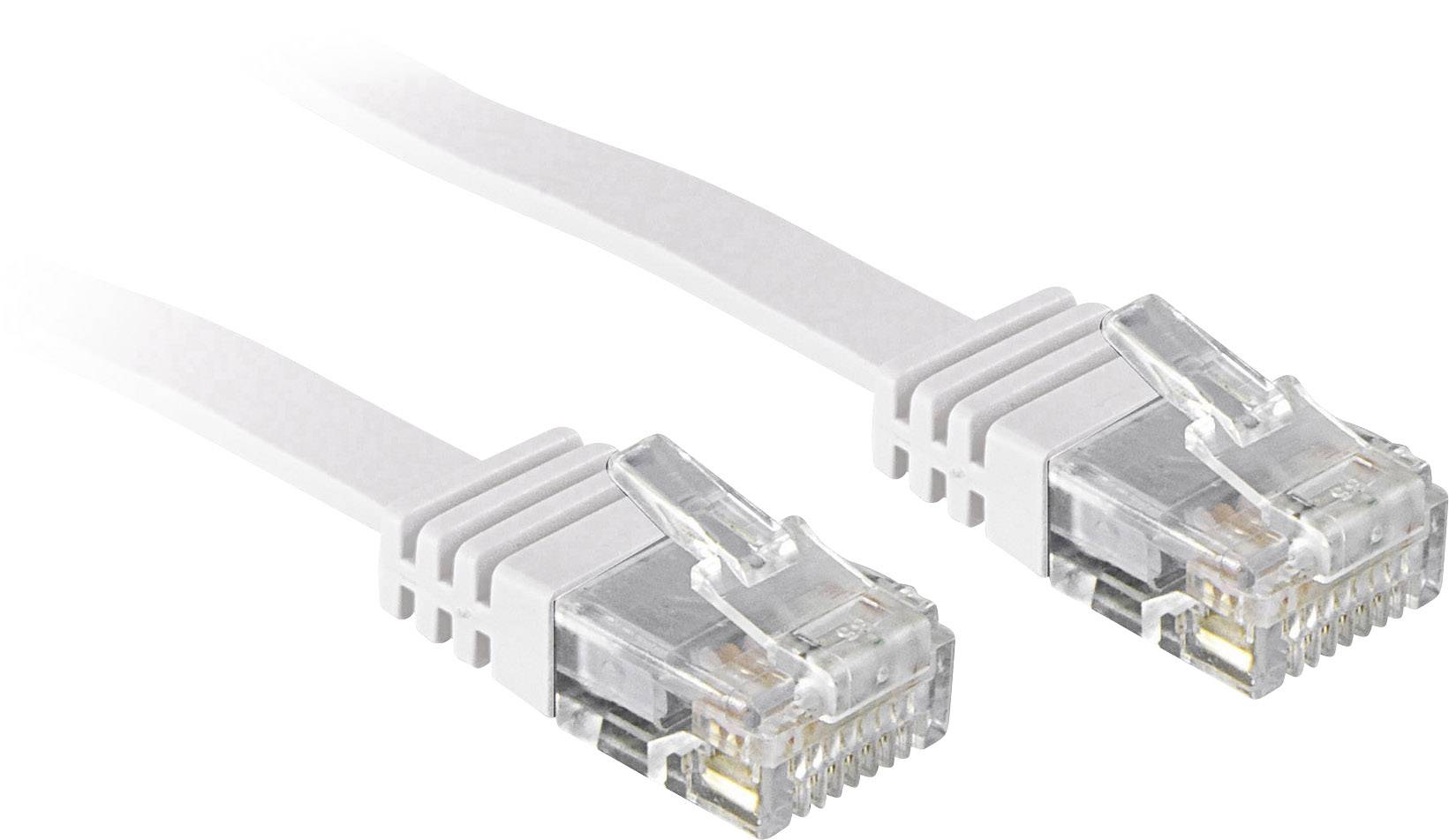 Un cavo Ethernet bianco con due connettori RJ45, tipico per connessioni di rete.