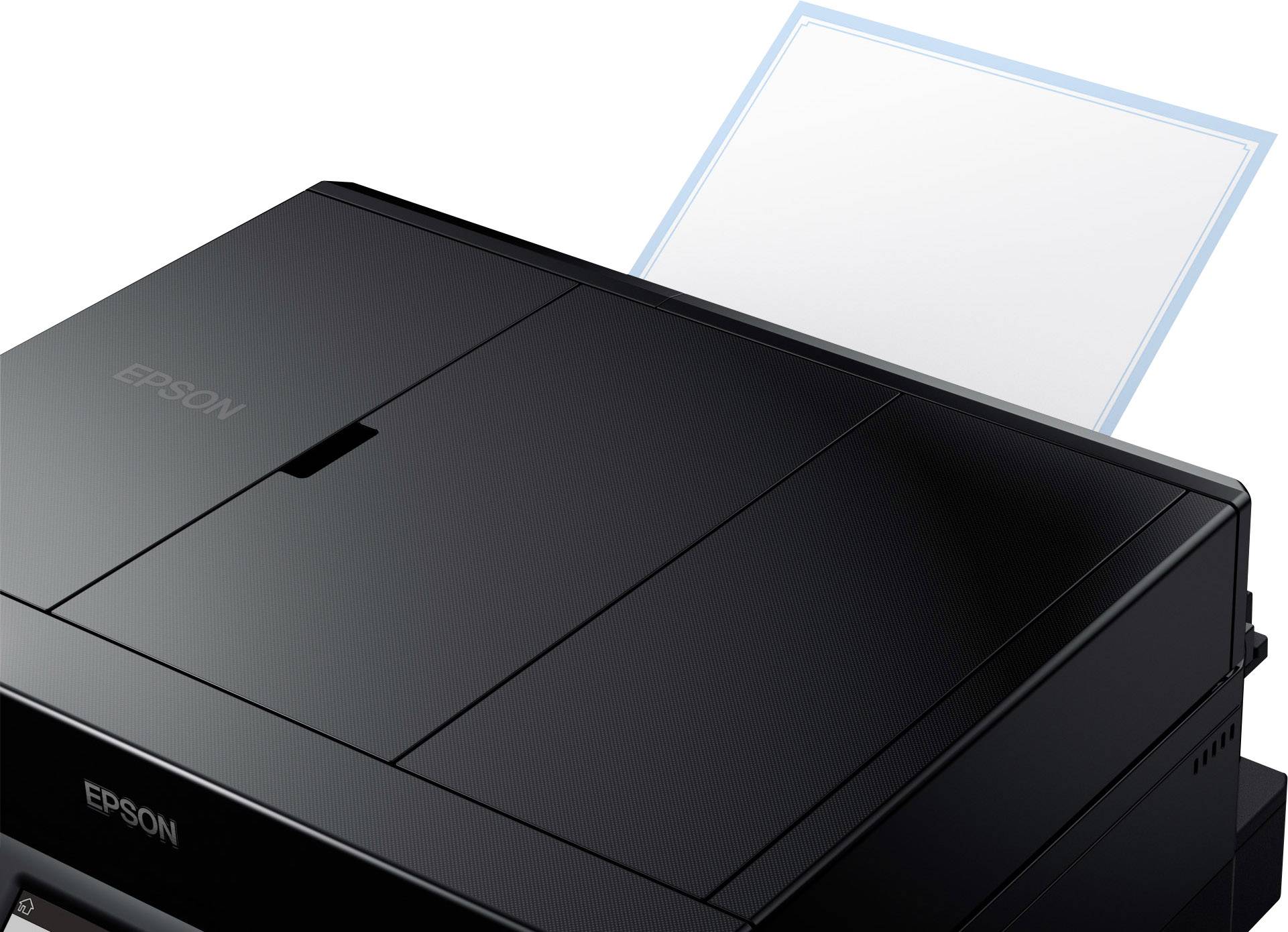 Una stampante Epson nera con un foglio bianco pronto per la stampa nel vassoio superiore.
