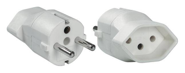 Due adattatori da viaggio bianchi, adatti per prese elettriche europee, raffigurati davanti e dietro.