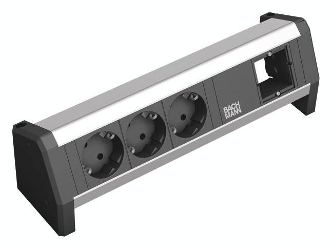 Multipresa con tre prese elettriche e uno spazio modulare vuoto, posizionata in modo inclinato. Il marchio 'Bachmann' è visibile.