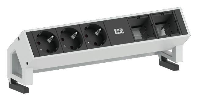 Multipresa con quattro prese Schuko su un involucro bianco, adatta per l'installazione in ufficio o su banco da lavoro.