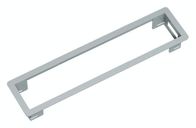 Cornice rettangolare in metallo argentato, raffigurata in prospettiva.