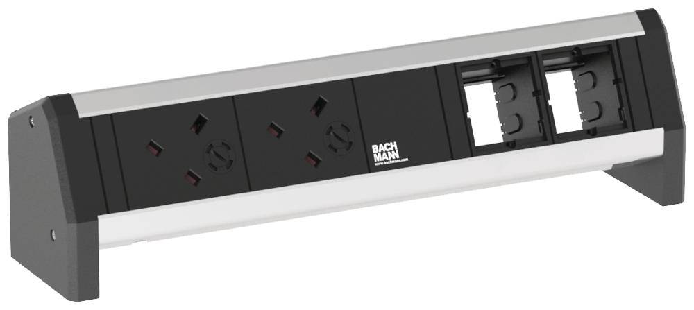Una multipresa con due prese e due slot modulari vuoti, in plastica nera e grigia, prodotta da Bachmann.