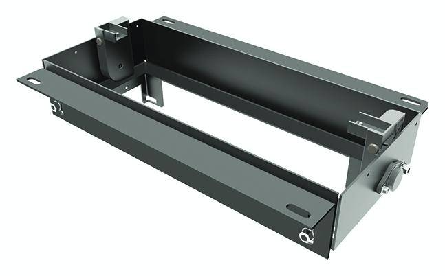 Telaio metallico con scanalature di fissaggio e chiusure, probabilmente parte di un'opera di montaggio per componenti elettroniche o meccaniche.