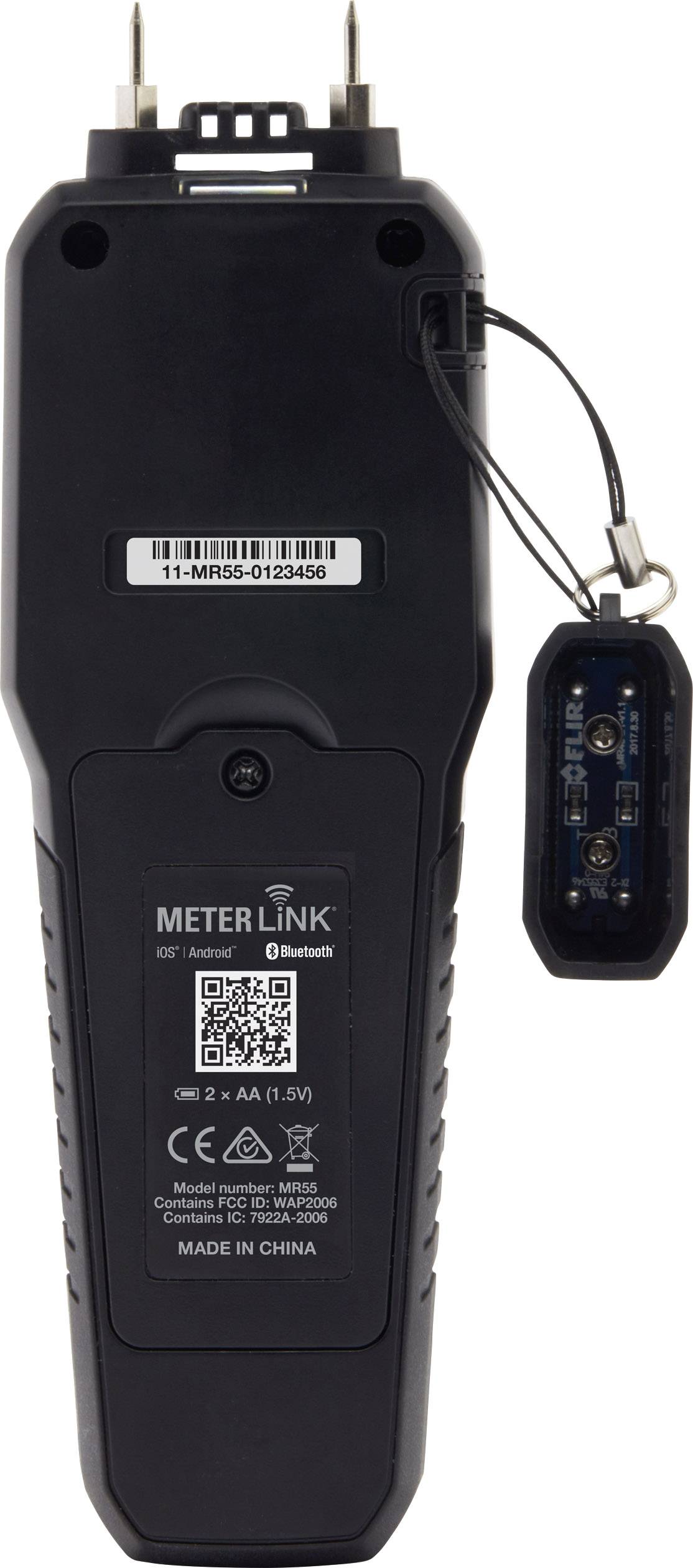 'Dispositivo elettrico nero con connettività Bluetooth, vano batterie per 2x AA, e numero di serie sul retro.'