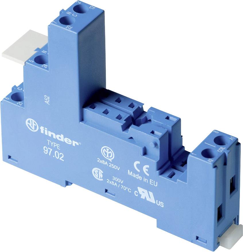 Zoccolo relè blu 'Finder Tipo 97.02', contrassegnato con dati tecnici come '2x8A 250V' e 'Made in EU', per applicazioni elettriche.