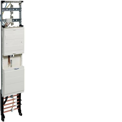Un armadio elettrico verticale con più scomparti e cavi, idoneo per installazioni elettriche e connessioni di rete.