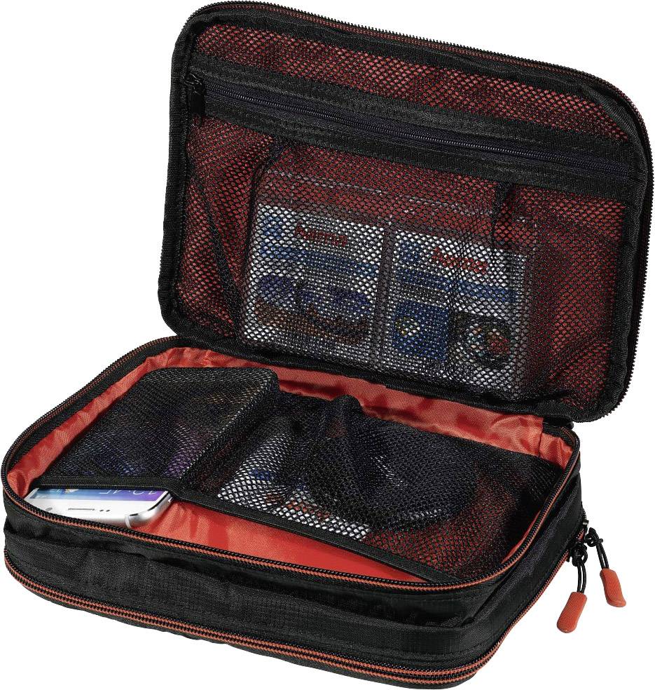 Una borsa nera aperta con fodera rossa interna mostra diversi dispositivi elettronici e accessori in tasche a rete su entrambi i lati.