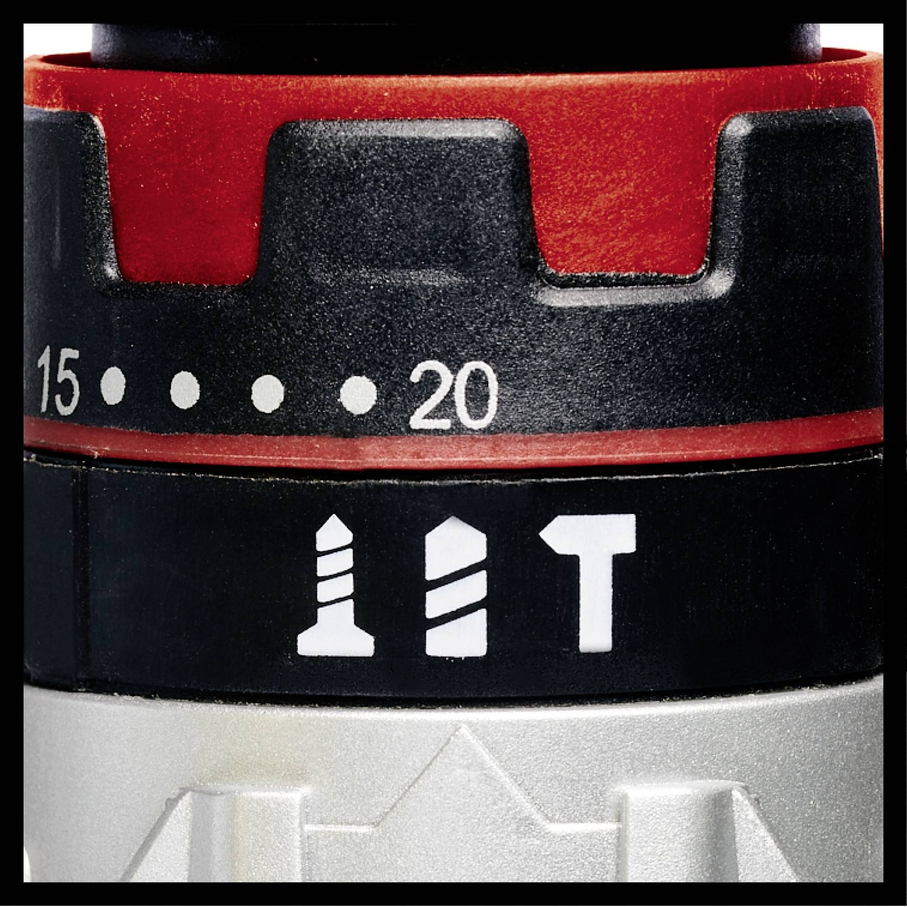 Primo piano di una manopola di regolazione per trapano. Mostra una scala da 15 a 20 e simboli per due diverse funzioni di foratura.