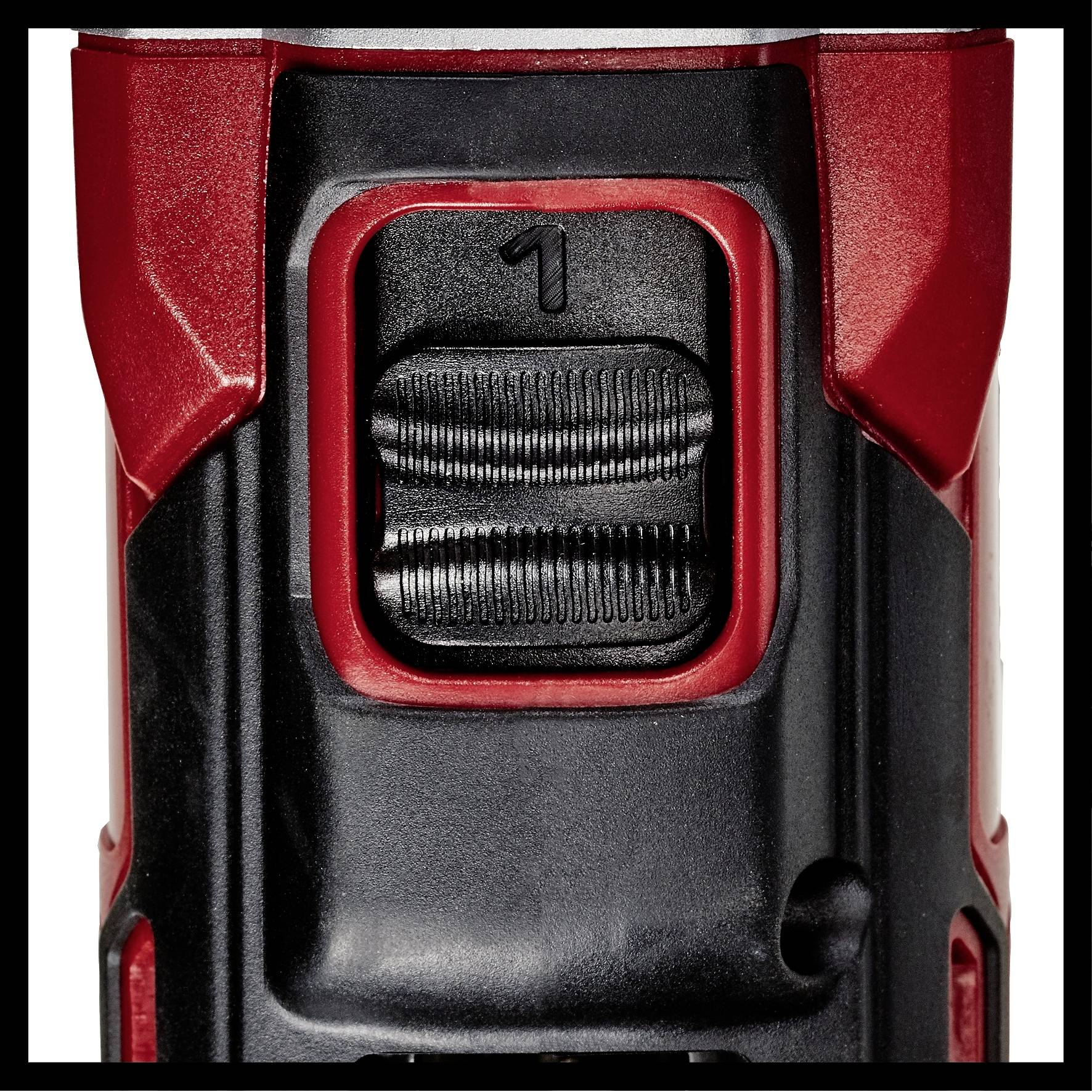 'Primo piano di una macchina per levigare rossa e nera. L'interruttore mostra la posizione '1', che è tipico di un'impostazione di velocità bassa.'