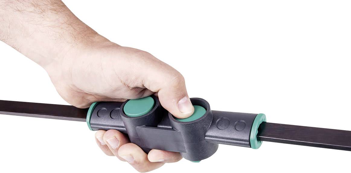 Una mano tiene un utensile con un meccanismo di pressione verde, che afferra un'asta.