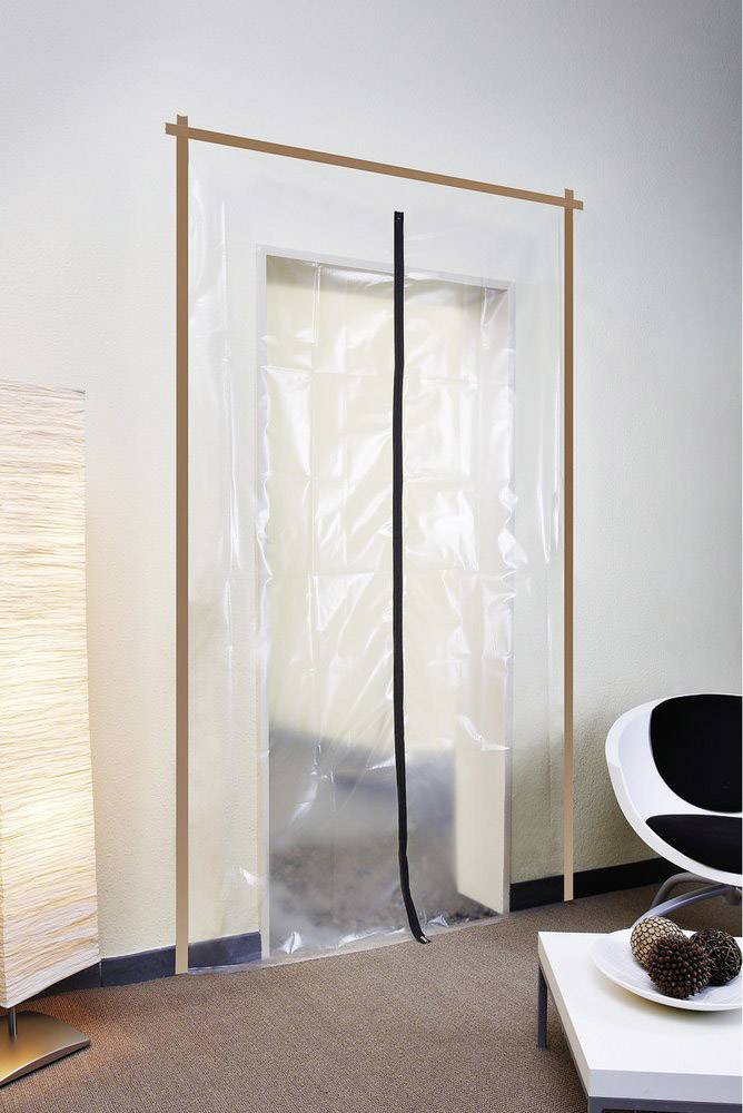Un telone trasparente in plastica che copre un'apertura di una porta, con una cerniera nera al centro come barriera antipolvere.