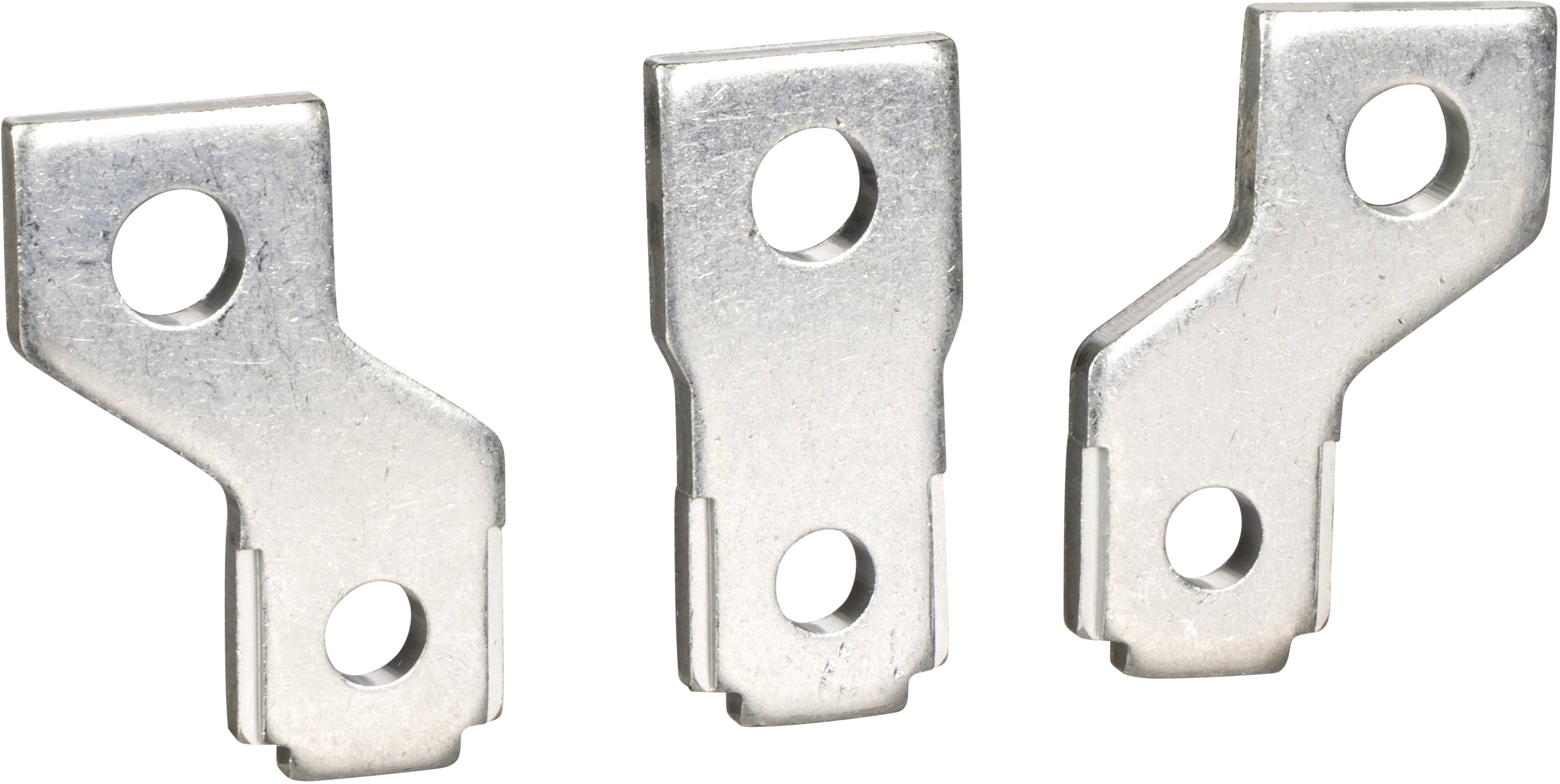 Tre connettori metallici argentati con fori, utilizzati per il fissaggio o l'ancoraggio di componenti.