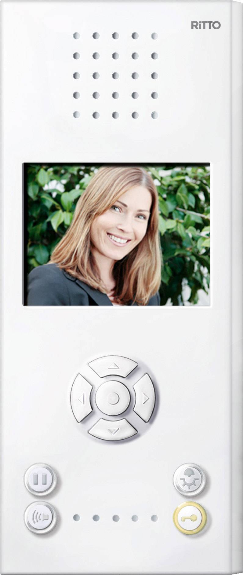 Un citofono bianco con schermo mostra una donna sorridente sullo sfondo di foglie verdi. Sotto si trovano pulsanti di controllo e un altoparlante.