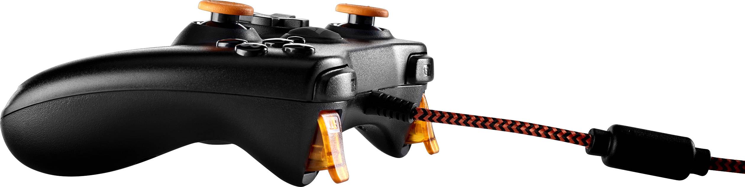 Un controller per videogiochi nero con cavi e dettagli arancioni.