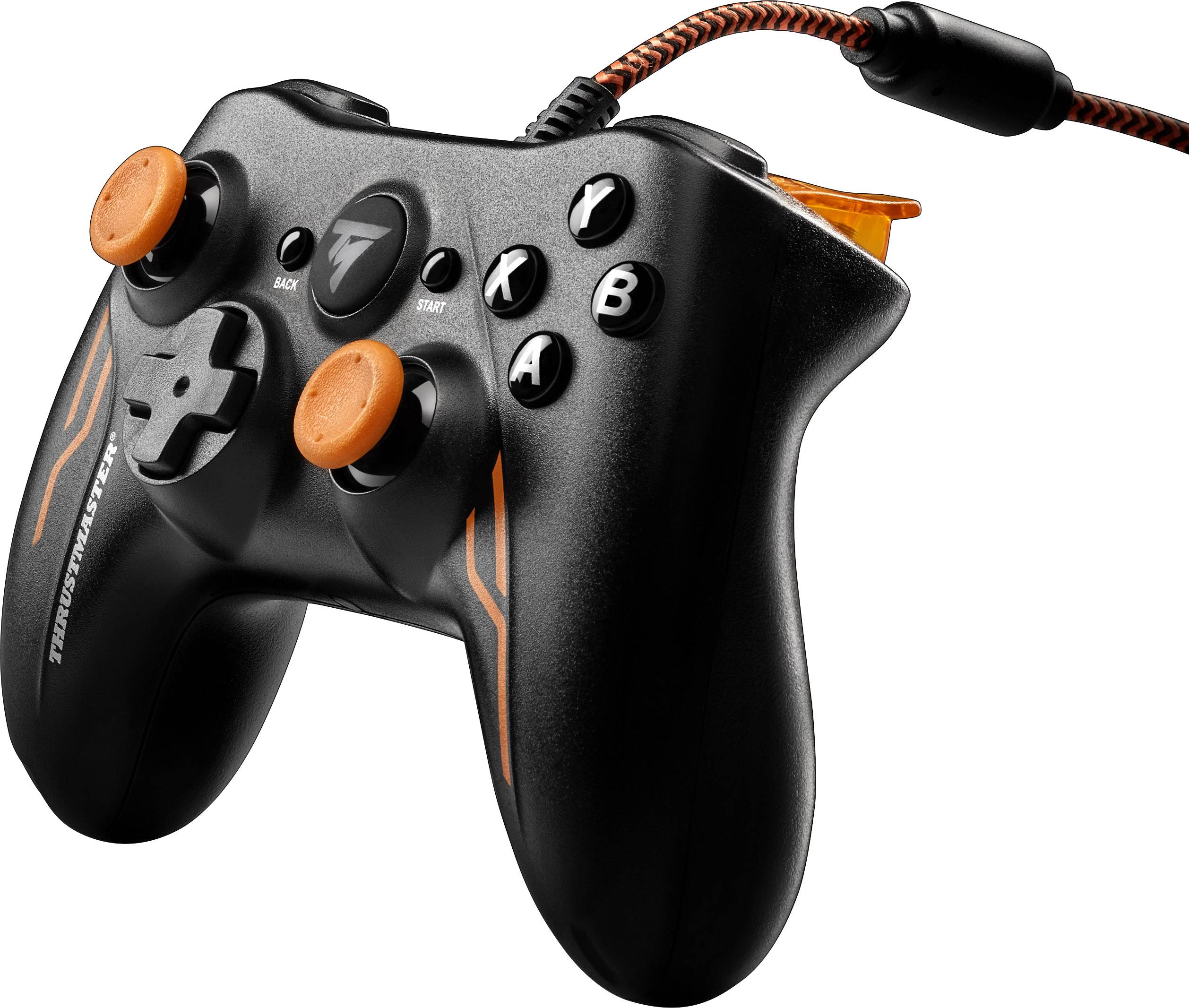 Controller nero con accenti arancioni, due joystick, quattro tasti e croce direzionale. Modello con connessione cablata.