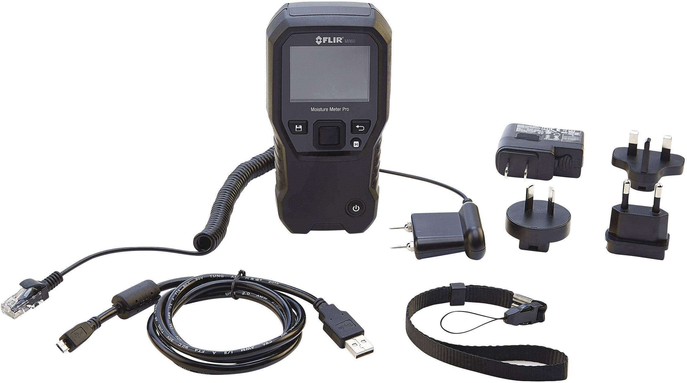 Un dispositivo portatile FLIR con display, circondato da cavi, adattatori e un caricabatterie USB, per la misurazione e la diagnosi.