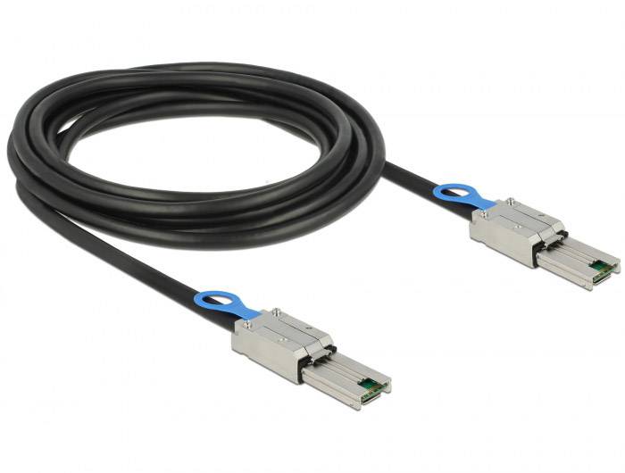 Un cavo dati nero con due connettori argentati, che hanno elementi di aggancio blu, è arrotolato a forma di anello su una superficie bianca.