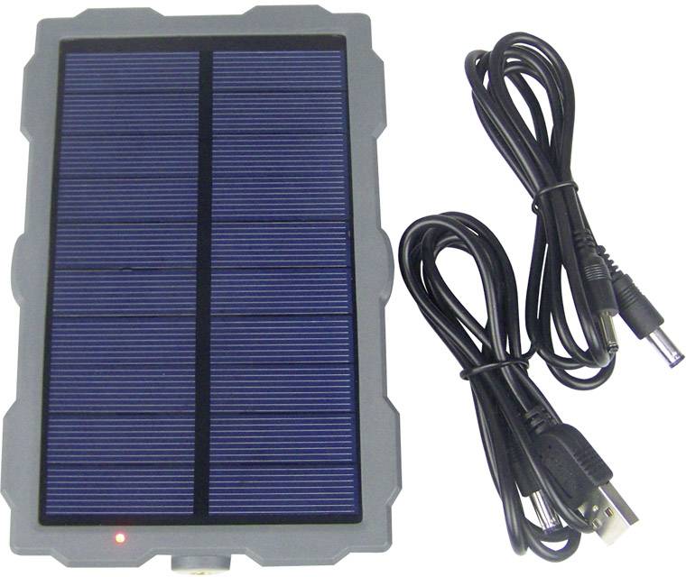 Un pannello solare portatile con due cavi USB. Il pannello è rettangolare e ha una superficie blu e con texture.