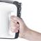 Una mano tiene un mixer elettrico bianco con impostazioni di velocità sul lato.