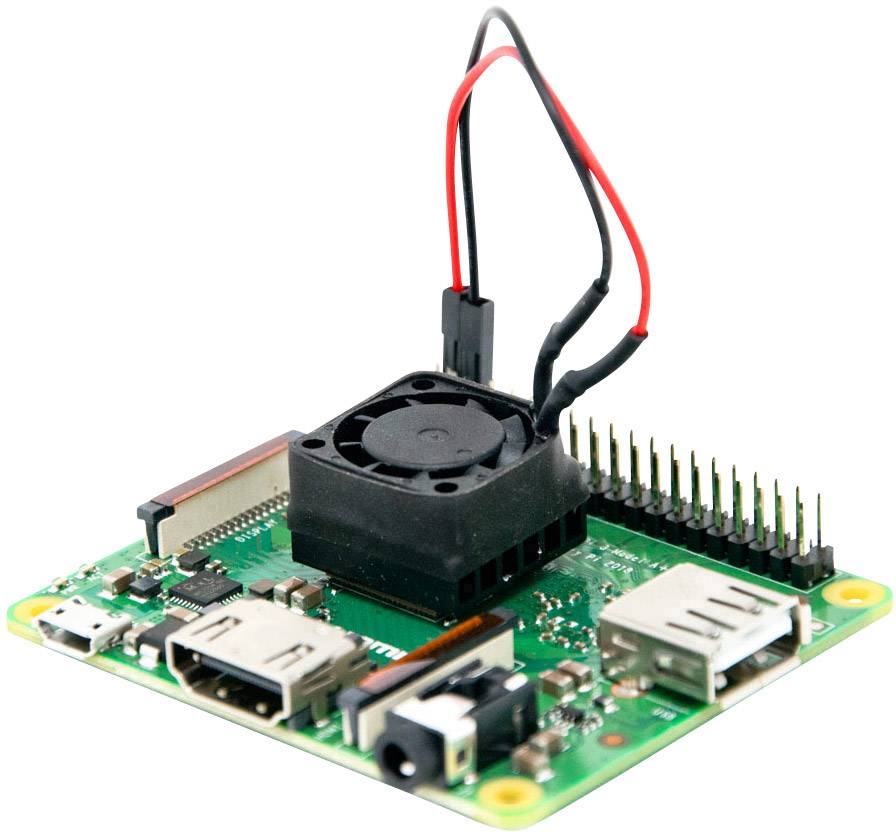 Una scheda elettronica verde con ventola montata e diversi connettori, come USB e HDMI. I cavi sono collegati al ventilatore.