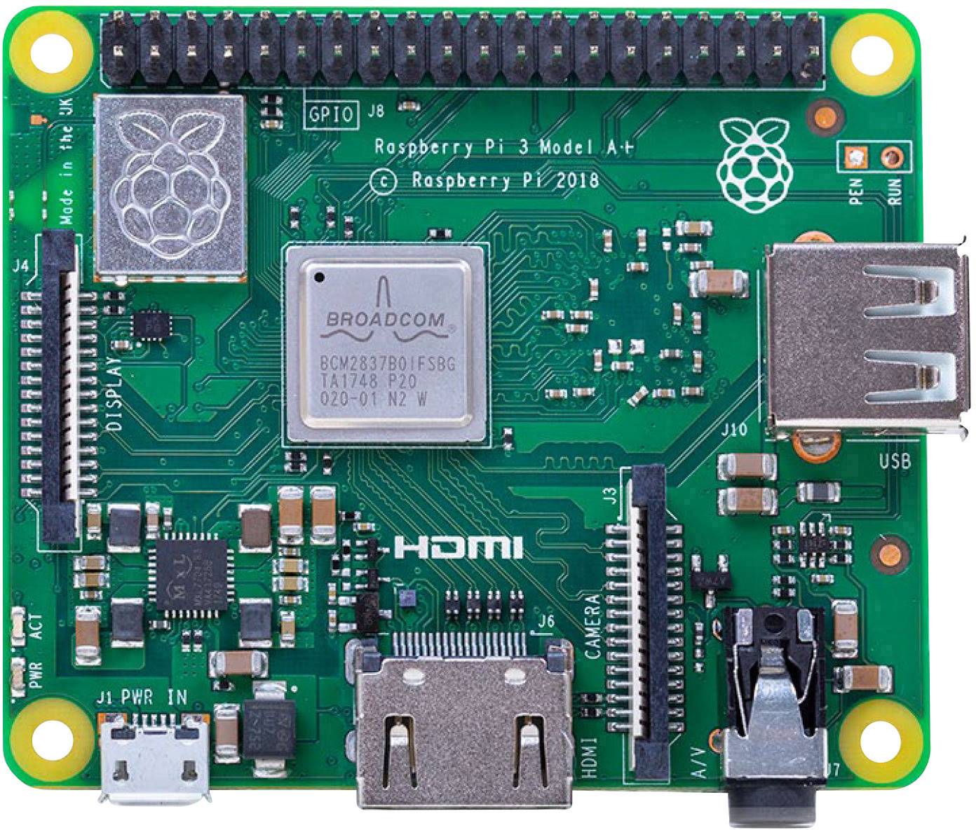 Una scheda verde Raspberry Pi 3 Model A+ con vari connettori, chip e etichette; adatta per molti progetti fai-da-te.